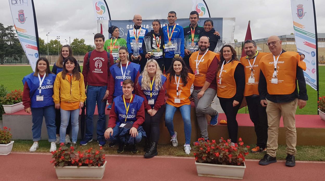 El podio con los tres primeros en las categorías masculina y femenina absolutas