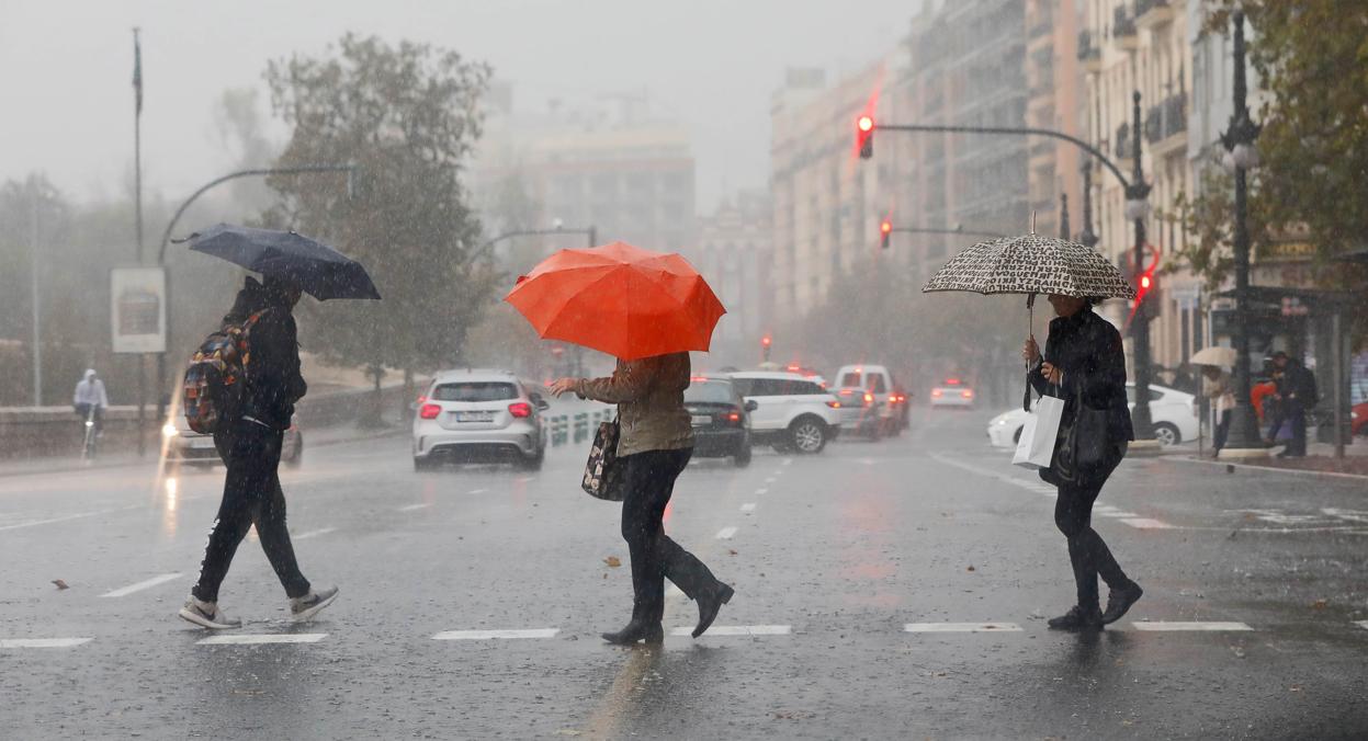 Imagen de archivo de una jornada de lluvia en Valencia