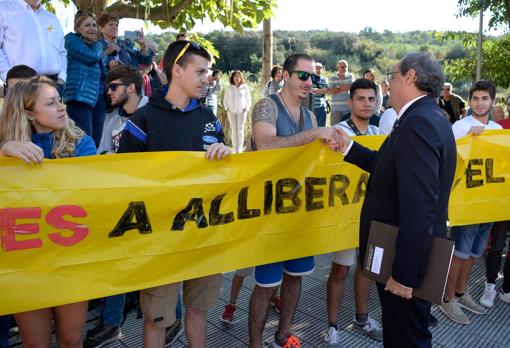 Quim Torra saluda a unos manifestantes el 1-O del 2018, antes de su famoso «apreteu»