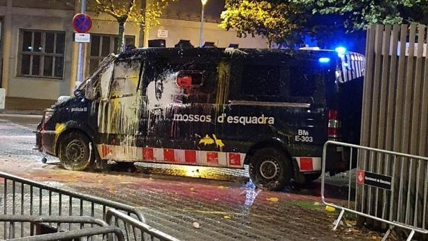 Los CDR lanzan globos con pintura contra la consejería de Interior y exigen la dimisión de Buch