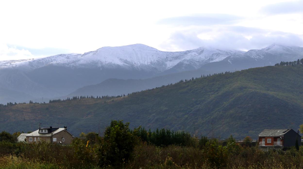 Primera nevada del otoño en las montañas del Bierzo, este pasado fin de semana