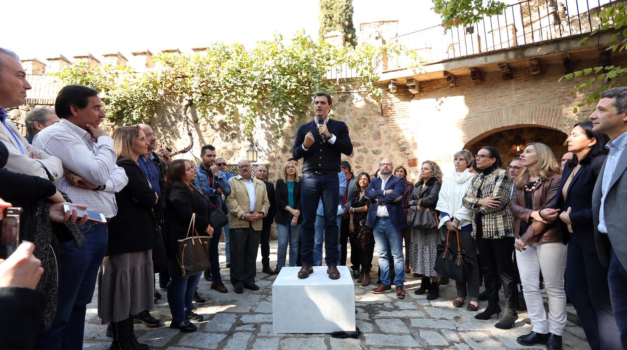 Albert Rivera durante el acto celebrado a mediodía de este lunes en el hostal El Cardenal de Toledo