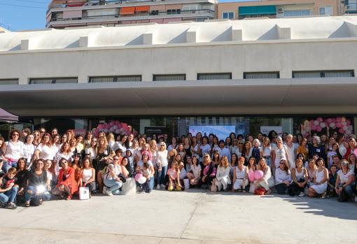 Participantes en el encuentro en Alicante organizado por Pianno39 en la plaza Sèneca