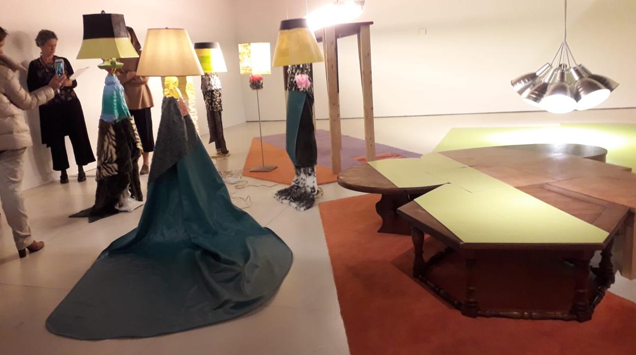 Instalación de Jessica Stockholder, en una de las salas de la exposición «La pintura, un reto permanente» de CaixaForum