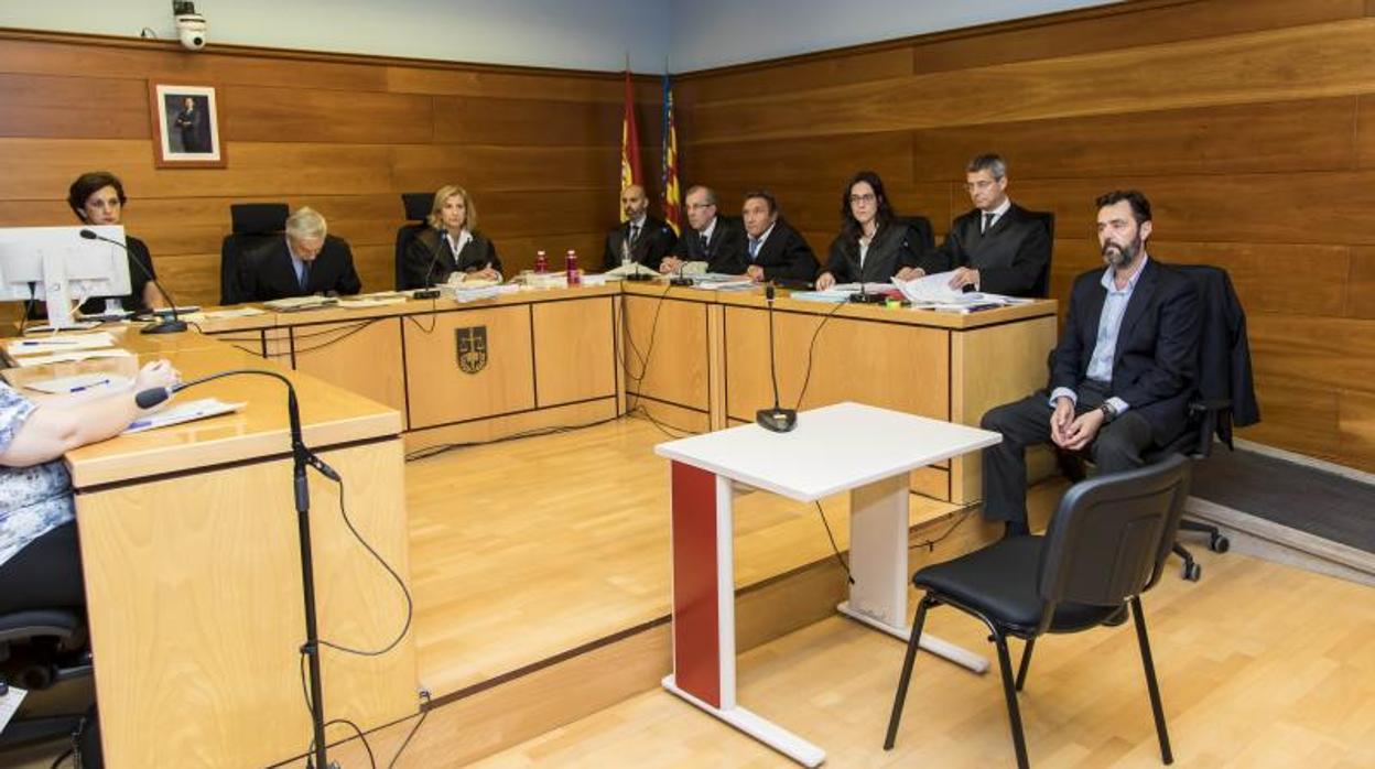 Miguel López (derecha), en la sala donde se celebra el juicio