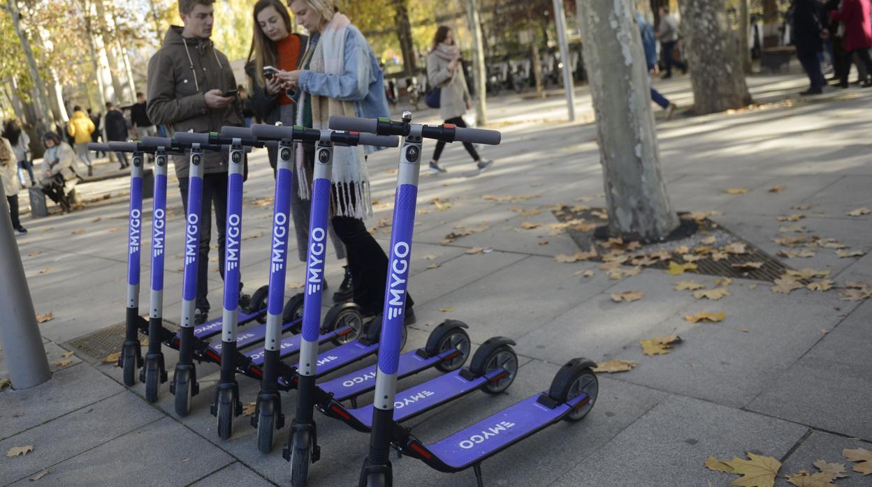 El Ayuntamiento de Madrid quiere «bajar los patinetes de las aceras»