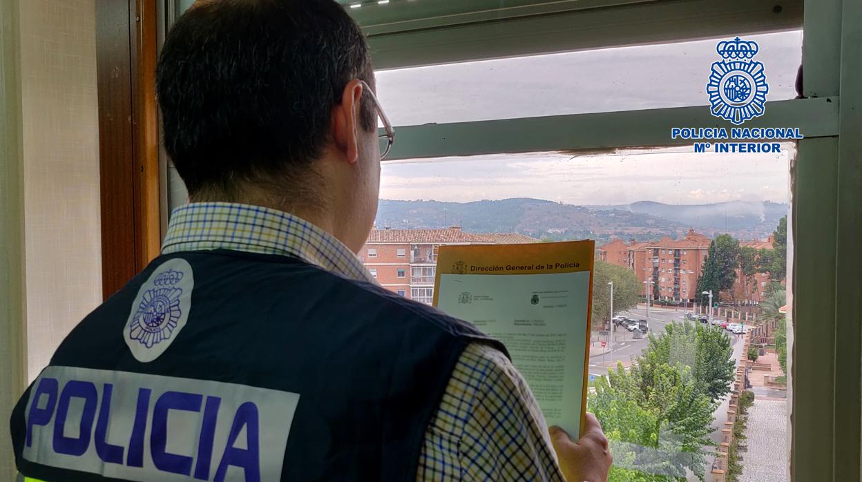 Un agente, en la Jefatura Superior de Policía de Castilla-La Mancha