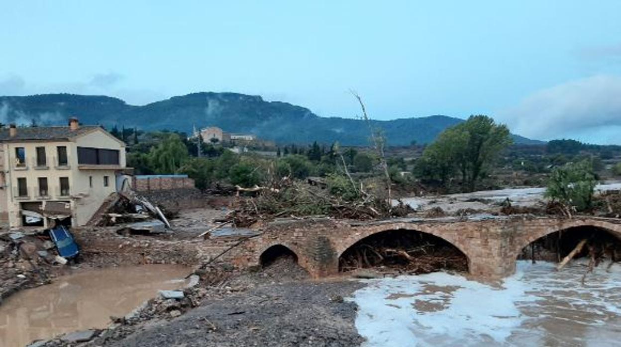 El Pont Vell, en Montblanc, esta mañana con uno de sus accessos destrozados por el agua