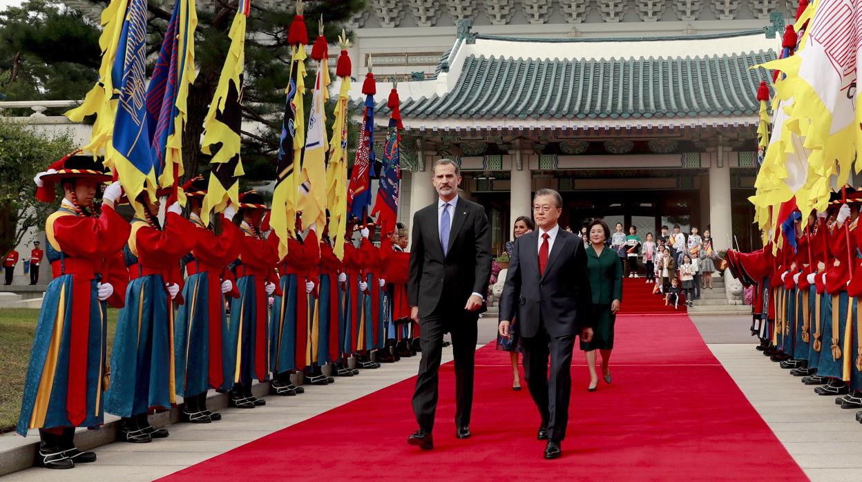 El Rey, junto al presidente surcoreano, Moon Jae-in