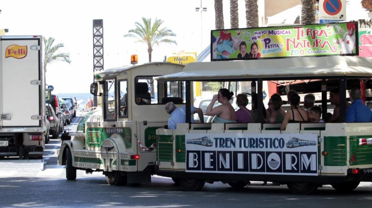 Un tren turístico circulando por Benidorm