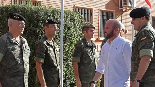 El presidente de la Diputación de Valencia visita el Regimiento de Caballería Lusitania en Marines