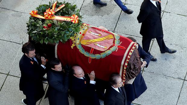 ¿Cuál es la bandera que cubría el féretro de Franco tras la exhumación?