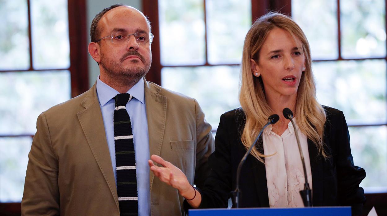 La portavoz del PP en el Congreso y cabeza de lista por Barcelona el 10N, Cayetana Álvarez de Toledo, durante la reunión mantenida este miércoles con representantes del mundo educativo y universitario catalán