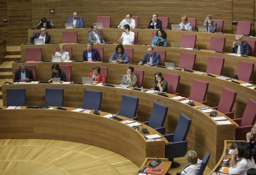 Imagen del debate en les Corts con la ausencia de los consellers y la mayoría de diputados de Compromís