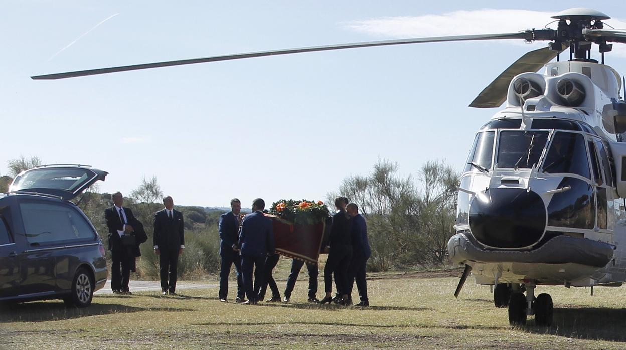 raslado de los restos del dictador tras el aterrizaje del helicóptero en el Monte de El Pardo