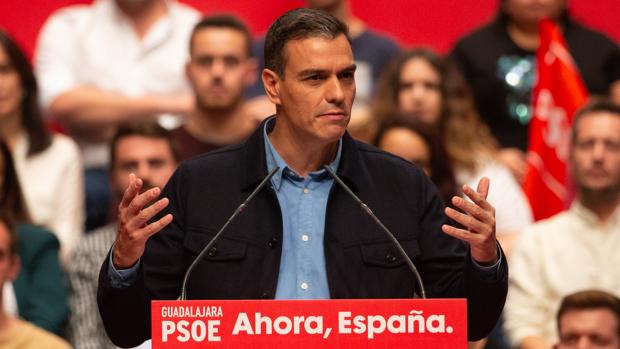 Sánchez señala a la Generalitat tras los abucheos que sufrió en el hospital de Barcelona