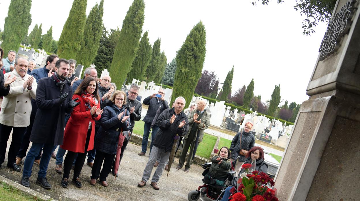 El secretario autonómico del PSOE, Luis Tudanca, participa en el acto de homenaje en memoria de las víctimas de la dictadura franquista, que fueron fusilados en la Guerra Civil, con motivo de la exhumación del dictador Francisco Franco