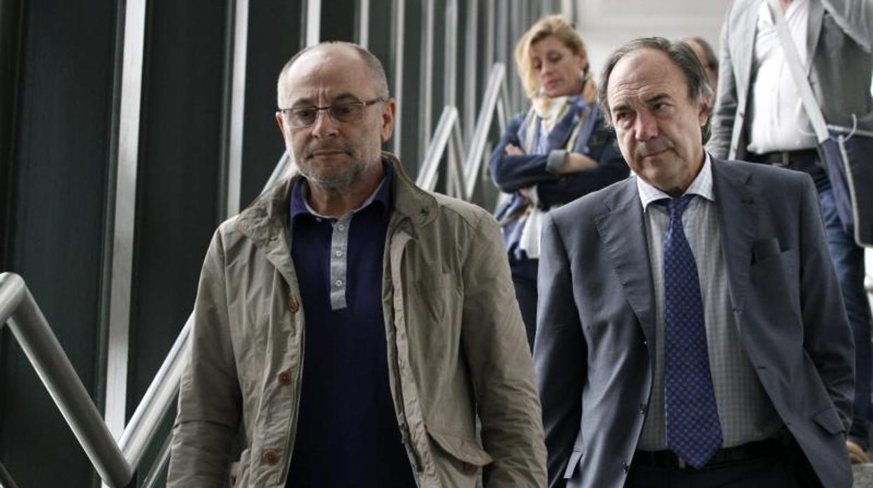 El exalcalde de Orense, Francisco Rodríguez, a la izquierda, abandonando los juzgados