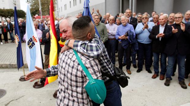 Reciben entre aplausos en La Coruña a uno de los policías heridos en Barcelona