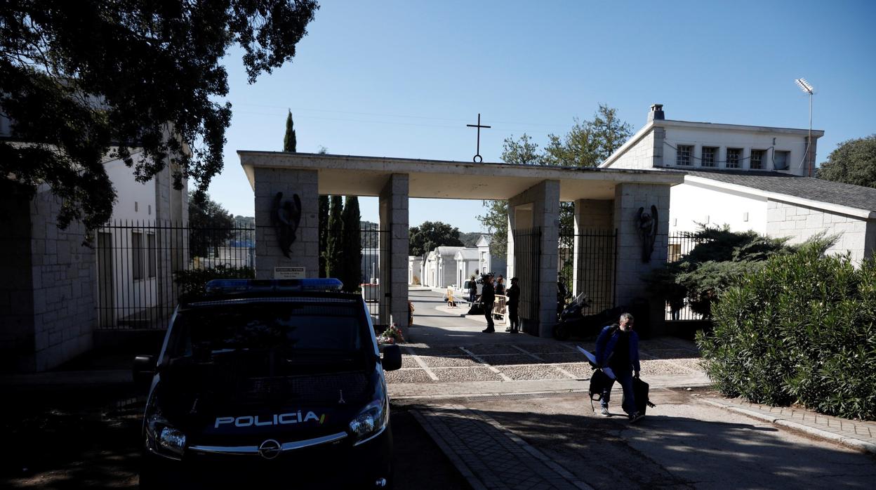 Un coche de policía hace guardia en la entrada del cementerio de Mingorrubio, donde se encuentra el panteón donde fueron inhumados ayer los restos del dictador Francisco Franco