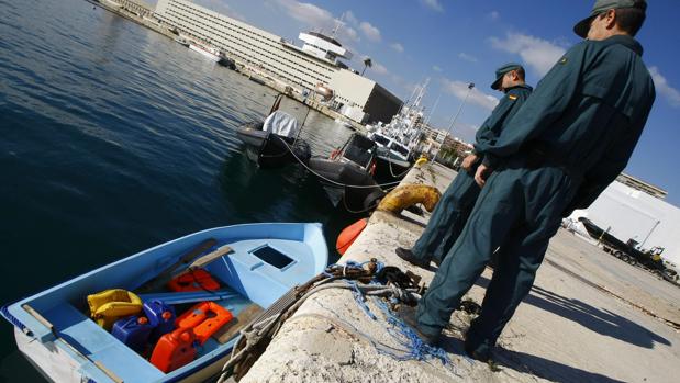 Llega una patera con siete personas a la costa de Pilar de la Horadada