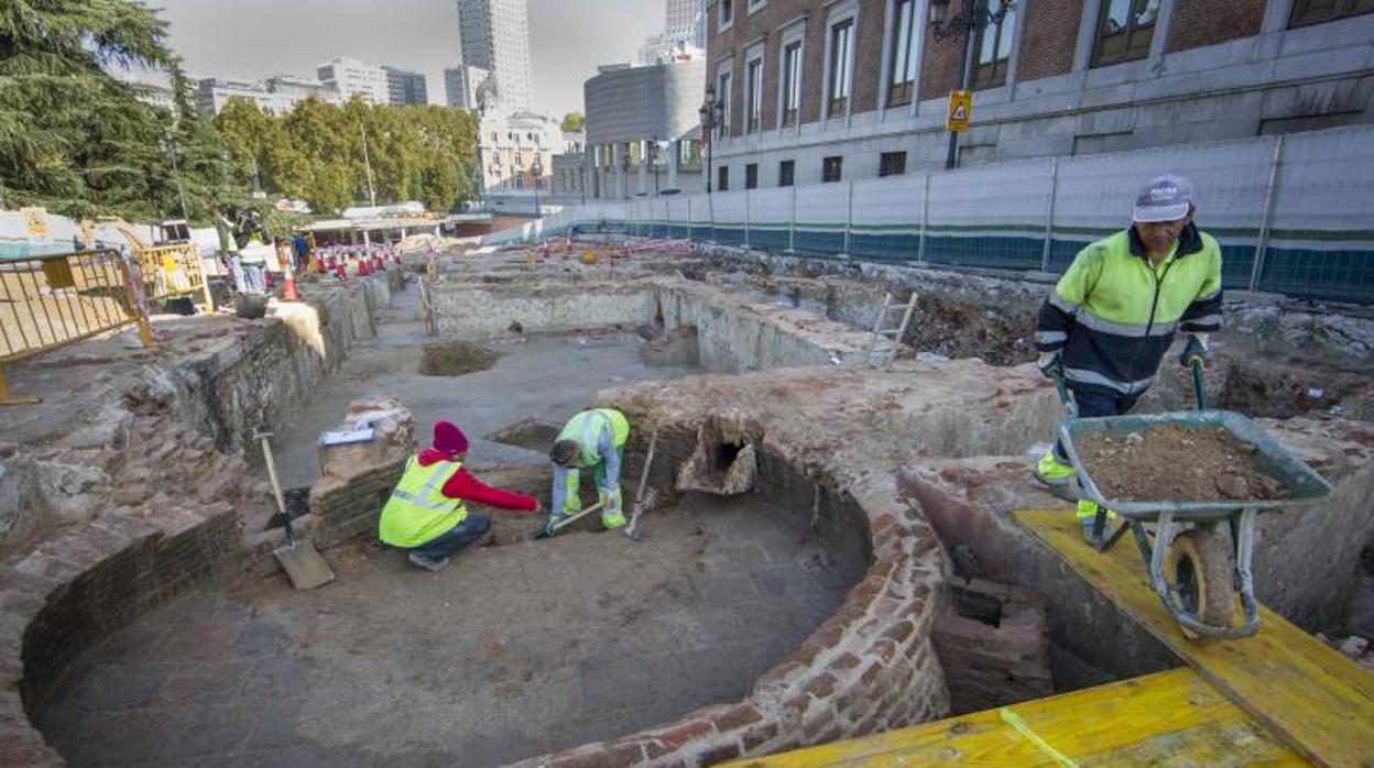 Arqueólogos y técnicos ultiman los trabajos de excavación de los restos del Palacio de Godoy hallados en las obras de la calle Bailén. Sobre estas líneas, una construcción circular y abovedada que sirvió de gasómetro para iluminar el edificio