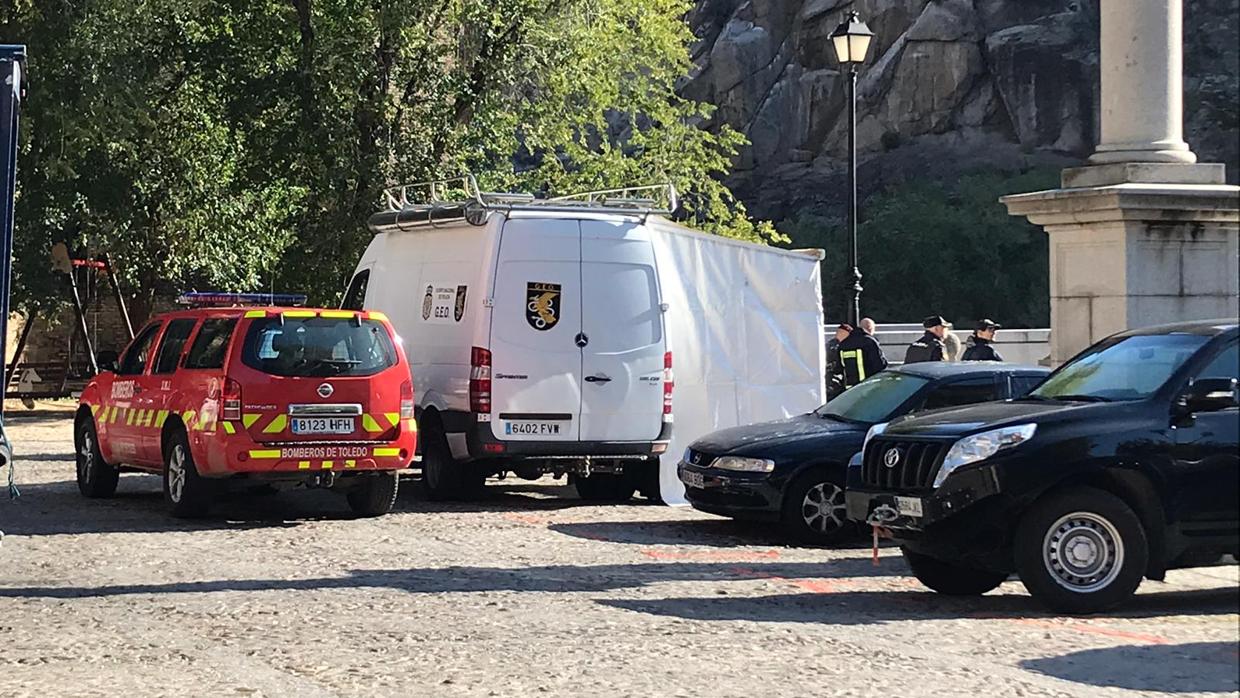 Un furgón de los GEO aparcado en Barco de Pasaje este viernes