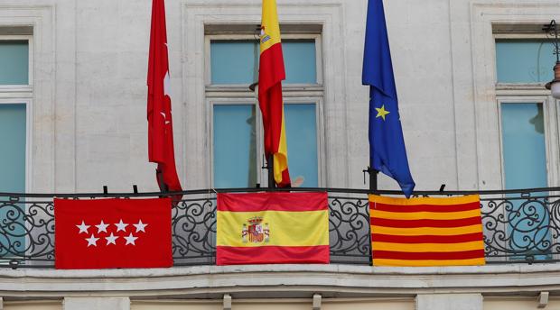 Díaz Ayuso cuelga una bandera de Cataluña en la Puerta del Sol durante una protesta contra el «procés»