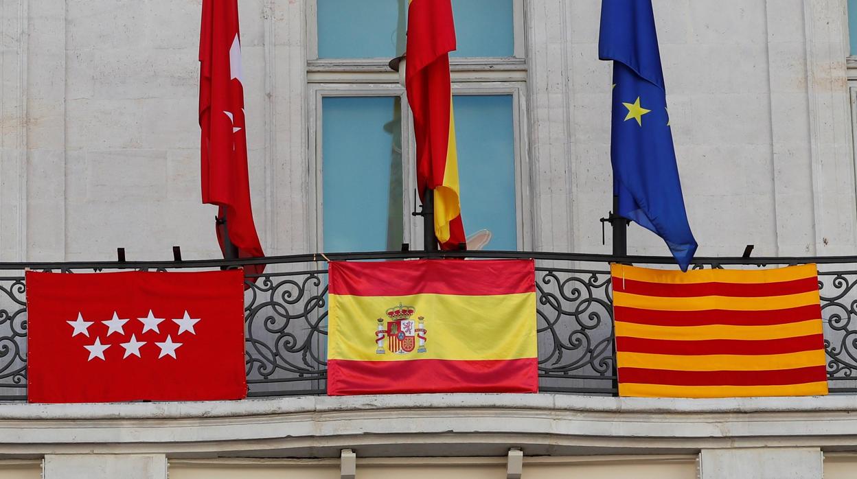 Balcón de la Real Casa de Correos, sede del Gobierno de la Comunidad de Madrid, en la Puerta del Sol