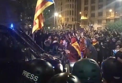 Manifestantes se encaran con las furgonetas de la Policía en Barcelona