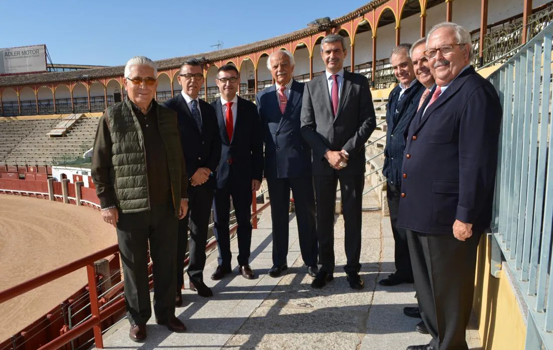 El presidente de la Diputación de Toledo, Álvaro Gutiérrez (el más alto), este lunes con miembros de la comunidad de popietarios de la plaza de toros
