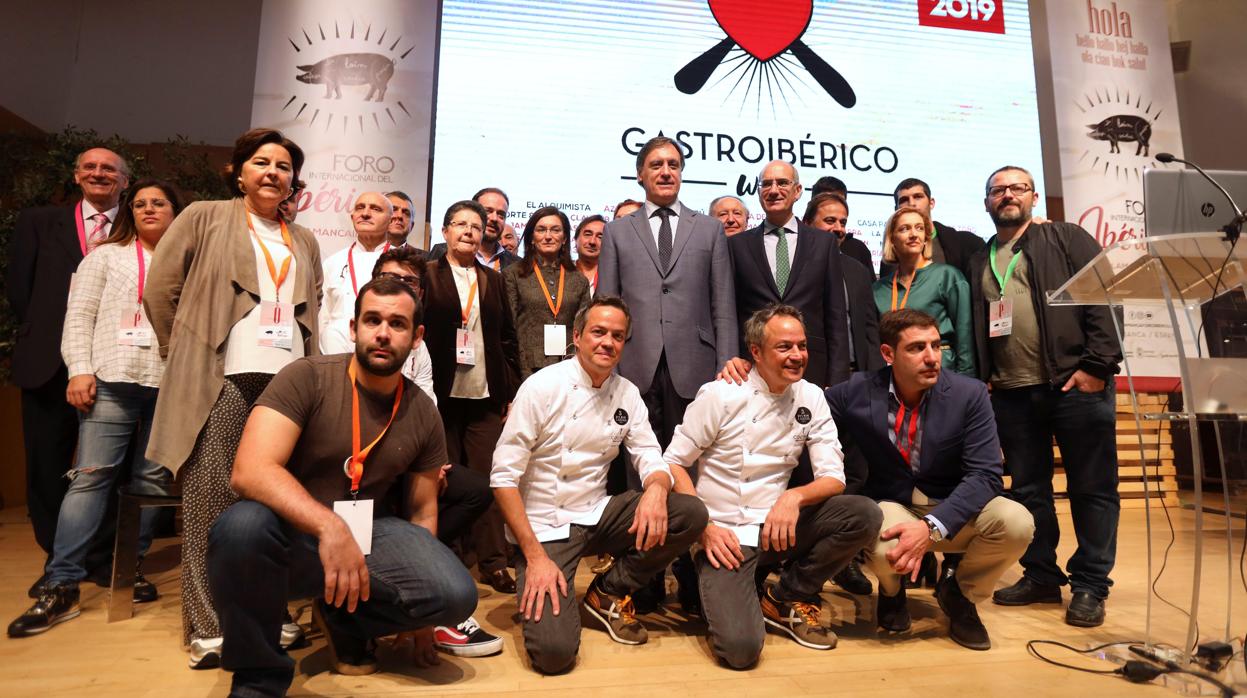 El alcalde de Salamanca, Carlos García Carbayo, y el presidente de la Diputación salmantina, Javier Iglesias, posan para la foto de familia en el II Foro Internacional del Ibérico