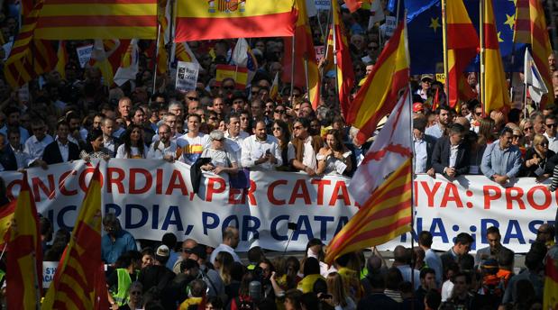 Decenas de miles de catalanes llenan Barcelona para exigir el fin del «procés»