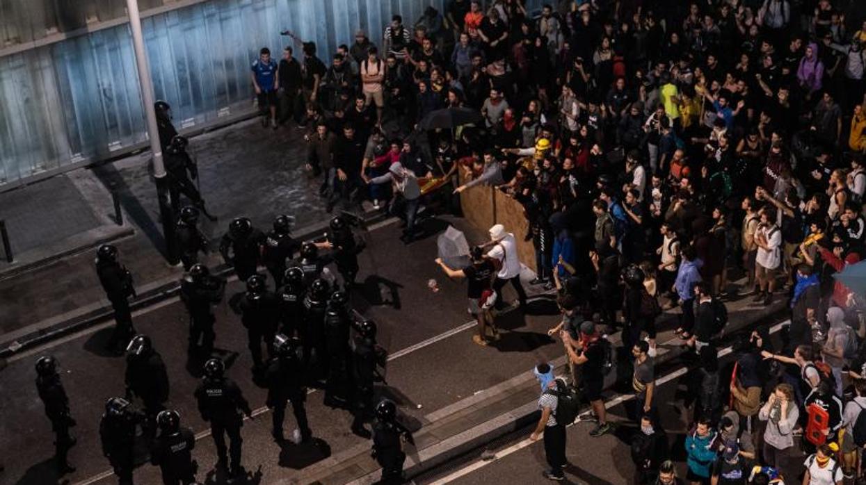 Mosso, frente a decenas de manifestantes, en una noche de disturbios en Barcelona