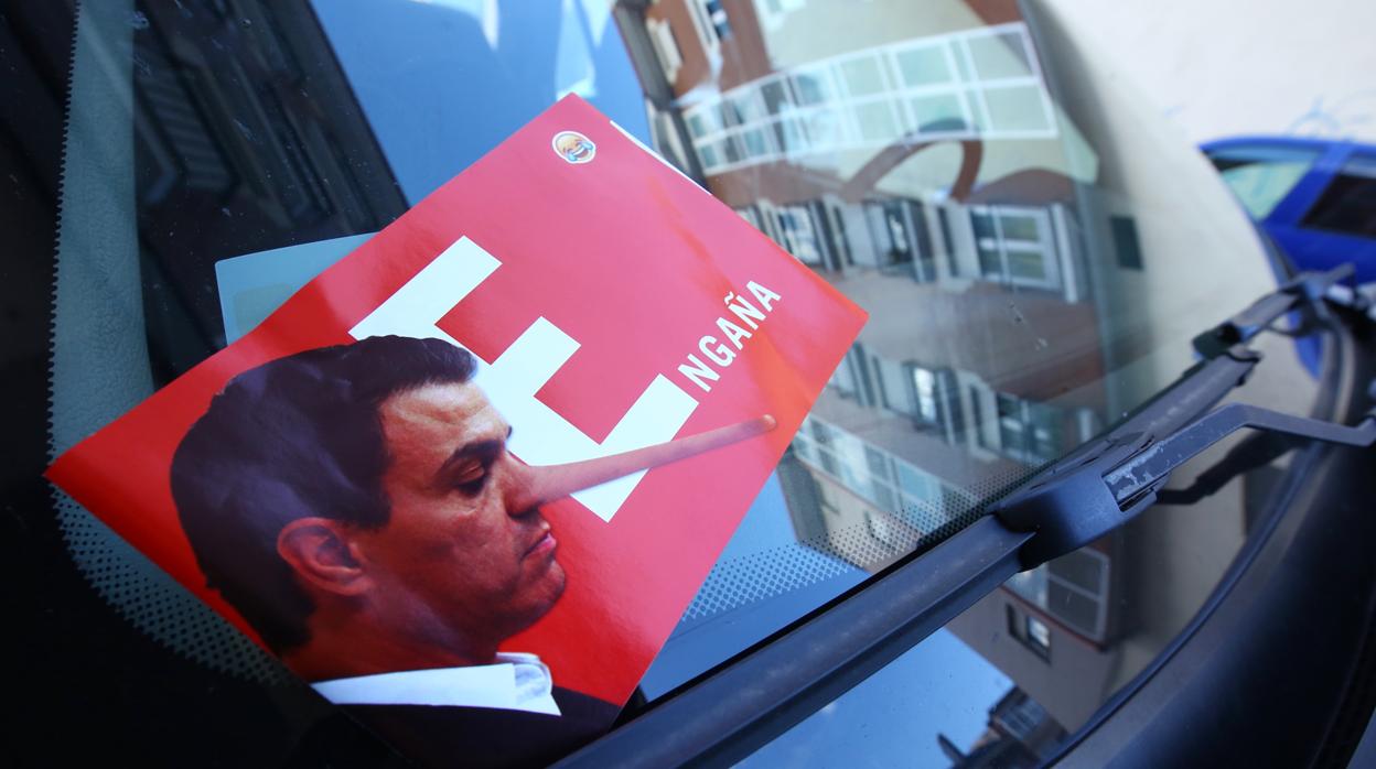 Publicidad electoral contra Pedro Sánchez aparecida en los coches de Ponferrada