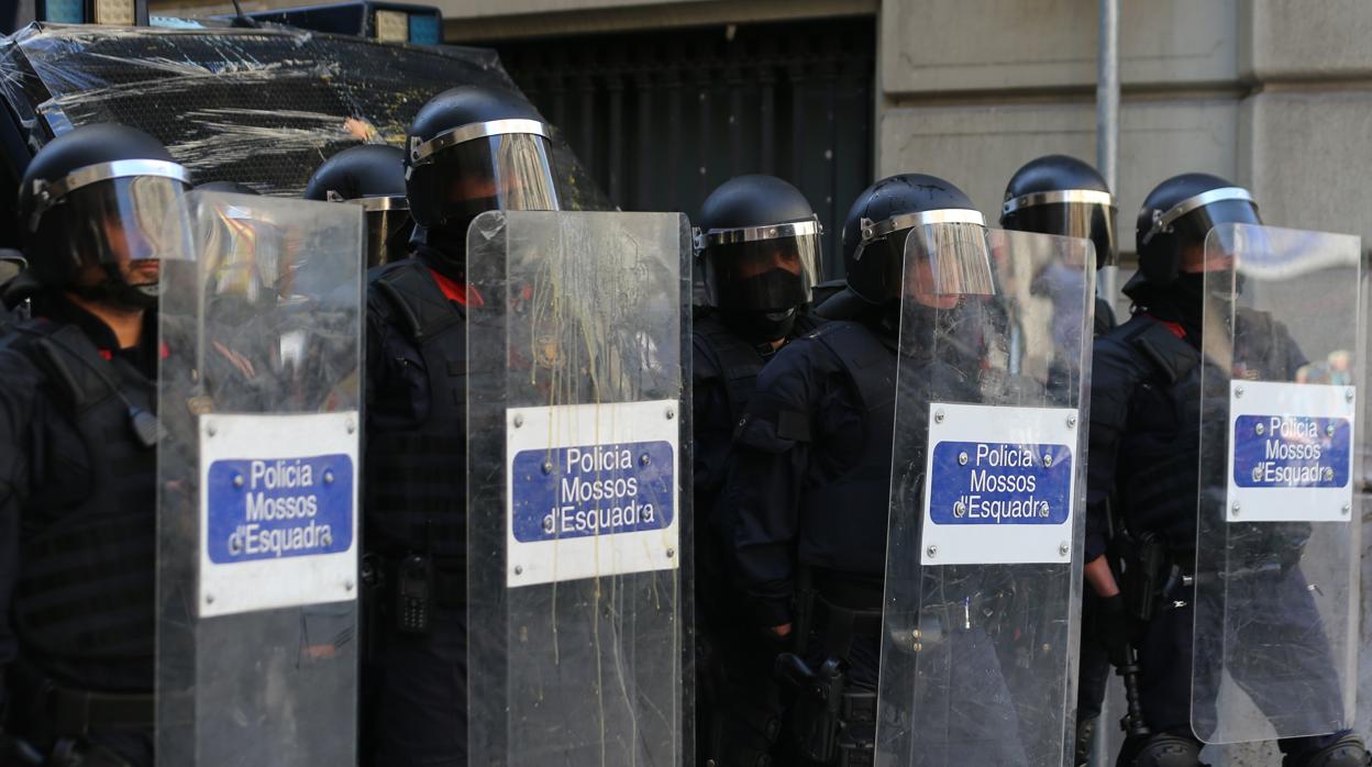 Agentes de los antidisturbios de los Mossos durante su actuación ante los desórdenes independentistas