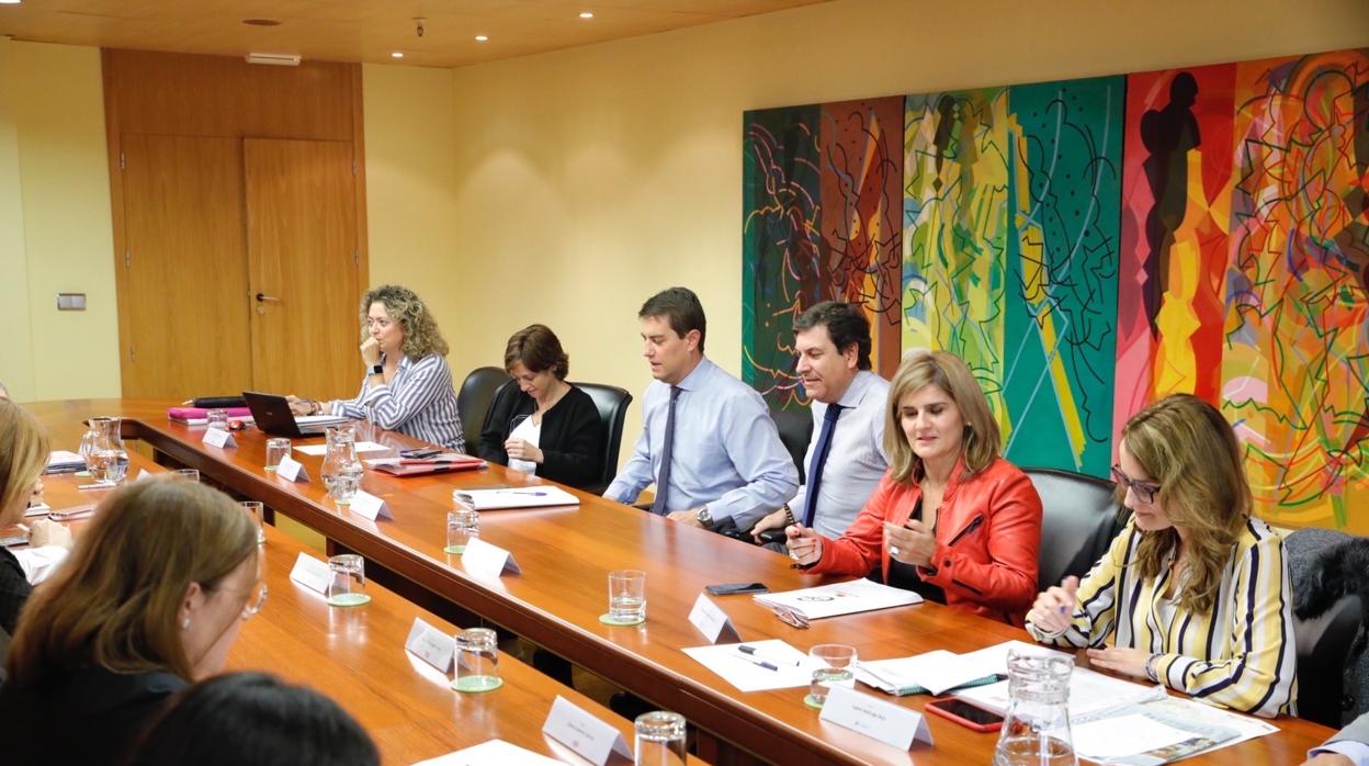 Los consejeros Ángel Ibáñez y Carlos Fernández Carriedo, durante la reunión celebrada con las organizaciones sindicales