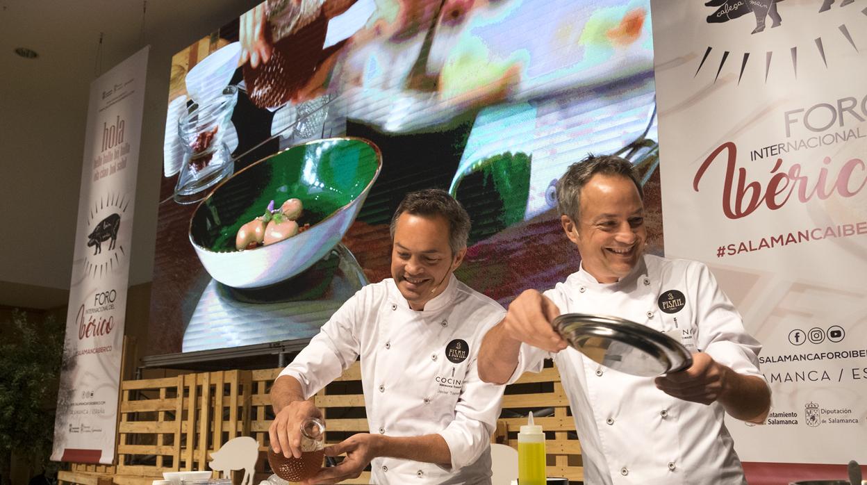 Los hermanos Torres preparan platos elaborados con jamón ibérico en el ‘II Foro Internacional del Ibérico’