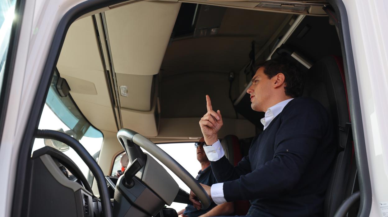 El líder de Cs, Albert Rivera, al volante de un camión, este martes, en Zaragoza