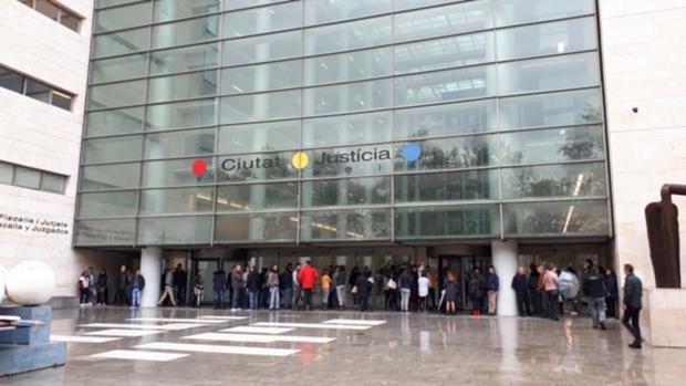 Prisión permanente revisable por degollar a la hija de dos años de su mujer en Alzira