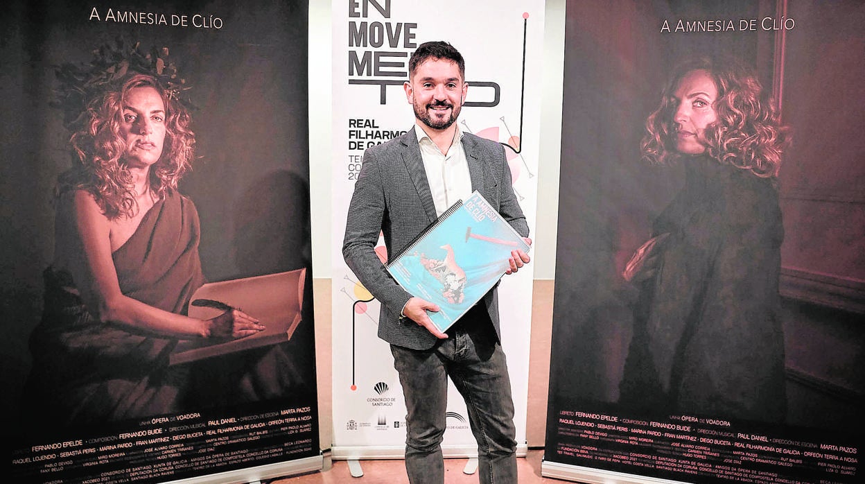 Fernando Buíde posa con la partitura de su ópera