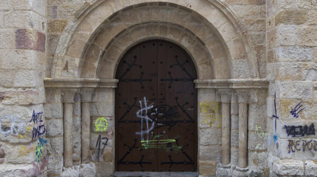 Pintadas en la fachada y puerta de la iglesia románica de San Esteban de Zamora