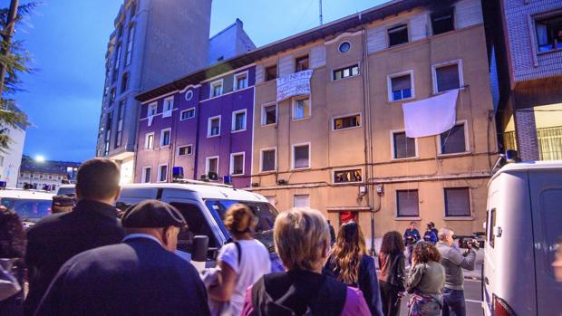 Tensión entre la Policía y los cientos de vecinos que protestan frente a una casa «okupada» en Santurce