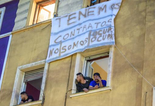 Tensión entre la Policía y los cientos de vecinos que protestan frente a una casa «okupada» en Santurce