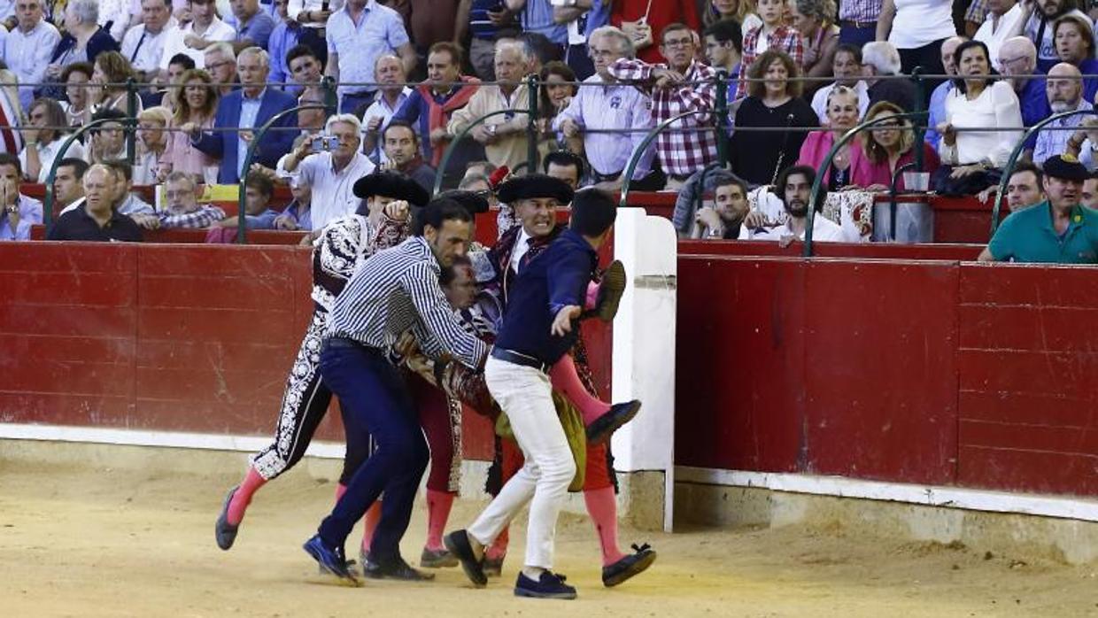 El banderillero Mariano de la Viña es trasladado a la enfermería de la plaza de Zaragoza el pasado 13 de octubre