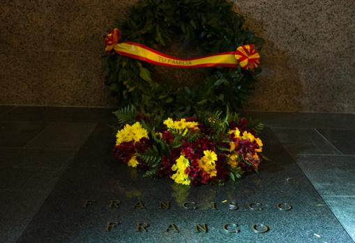 Así es la nueva tumba de Francisco Franco en el cementerio de Mingorrubio