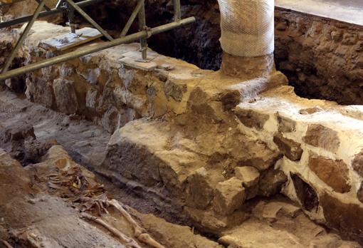 Restos de los muros econtrados al excavar la iglesia de Santa Eulalia