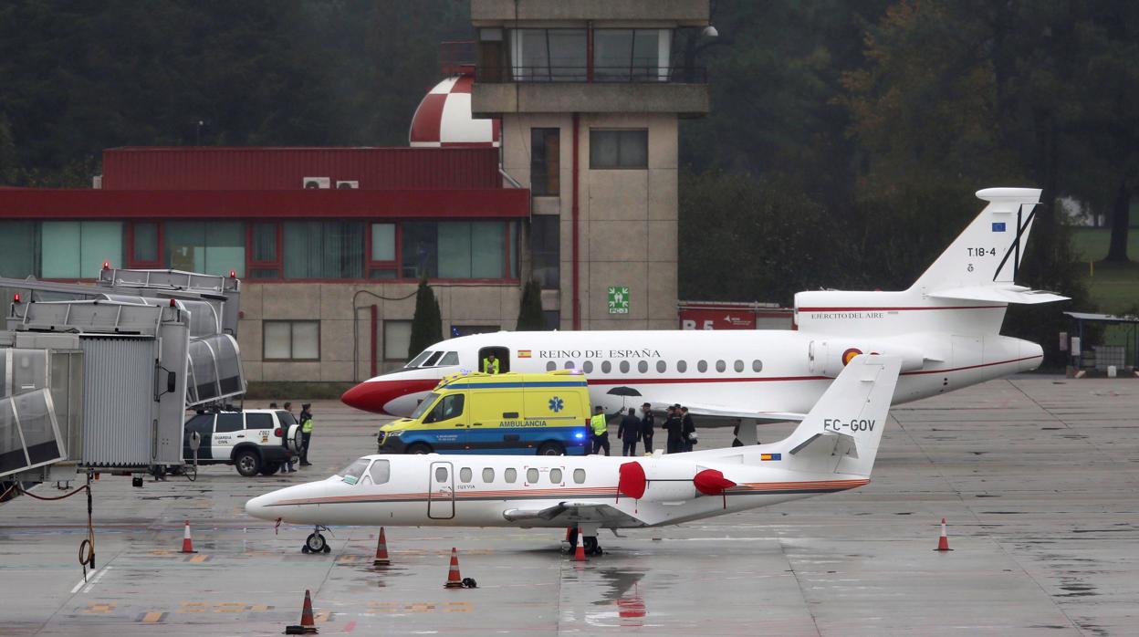 El avión medicalizado del Ejército del Aire que transportaba al agente llega este jueves al aeropuerto de Vigo