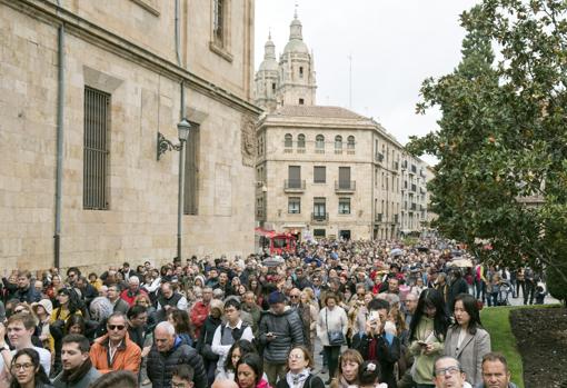 Decenas de personas congregadas para disfrutar del ascenso del Mariquelo a la torre de la Catedral de Salamanca