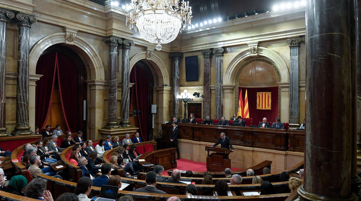 El TC sentencia que el Parlamento de Cataluña no debió admitir la moción sobre el 9-N